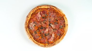 Dönen Taze Pizza Capricciosa Beyaz, Sonsuz Döndürülebilir Yavaş Çekim.