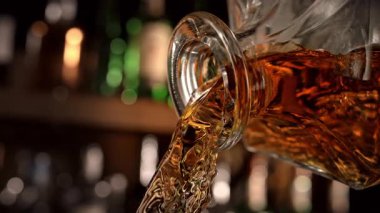 Camdan Viski Doldurmanın Süper Yavaş Hareketi Kamera 'ya bağlandı. Yüksek Hız Sinema Kamerası, 4K.