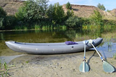 Yaz sahilinde şişme kano.