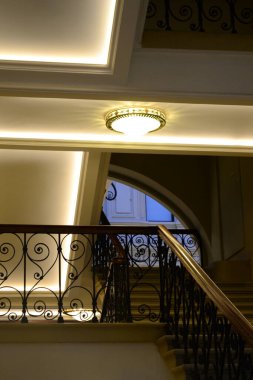 Tavanında fener olan bir evde merdiven..