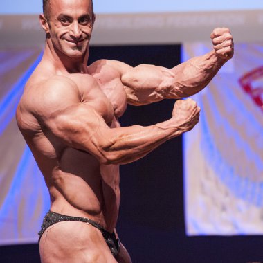 Erkek vücut geliştiriciler kendi fiziksel göstermek için kasları flex