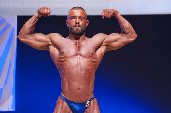 Maschio bodybuilder flette i muscoli per mostrare il suo fisico — Foto Stock