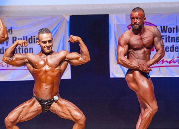 Ανδρών bodybuilders flex τους μυς να δείξει τους σωματική διάπλαση — Φωτογραφία Αρχείου