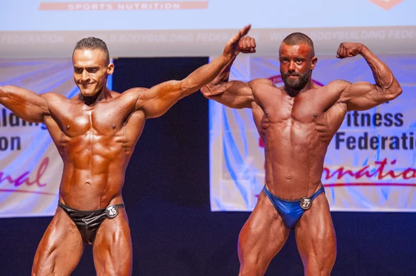 Mannelijke bodybuilders flex hun spieren om te laten zien van hun lichaamsbouw — Stockfoto