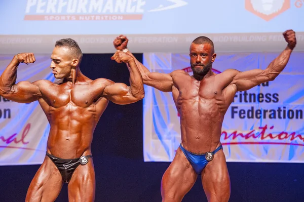 Mannelijke bodybuilders flex hun spieren om te laten zien van hun lichaamsbouw — Stockfoto