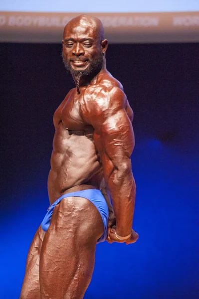 Mannelijke bodybuilder buigt zijn spieren en toont zijn beste lichaamsbouw — Stockfoto