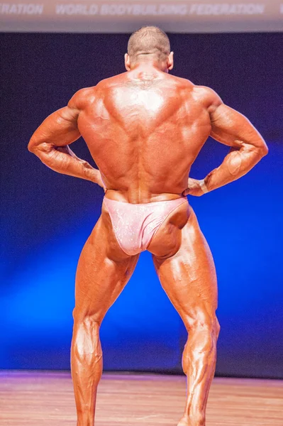 Manliga kroppsbyggare flexar sina muskler för att visa sin kroppsbyggnad — Stockfoto