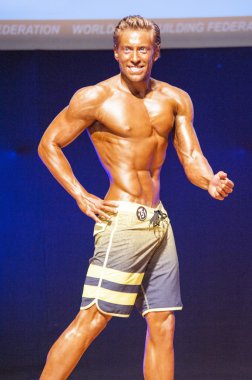 Erkek fitness modeli onun fiziksel mayo om aşamasında gösterir.