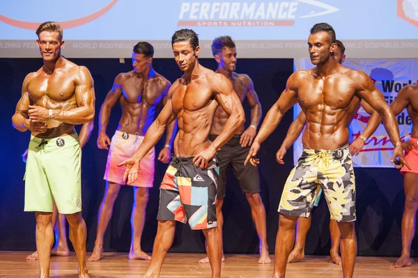 Masculino modelos de fitness mostrar seu físico no maiô om estágio — Fotografia de Stock