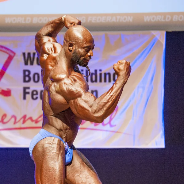 Maschio bodybuilder flette i muscoli e mostra il suo miglior fisico — Foto Stock