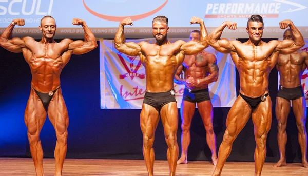 Sahnede şampiyonada kaslar esneme erkek bodybuilders — Stok fotoğraf
