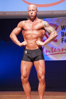 Erkek vücut geliştirmeci onun en iyi Şampiyonası'nda Sahne Alanı'nda gösterir