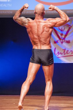 Erkek vücut geliştirmeci onun en iyi Şampiyonası'nda Sahne Alanı'nda gösterir