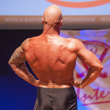 Erkek vücut geliştirmeci onun en iyi Şampiyonası'nda Sahne Alanı'nda gösterir