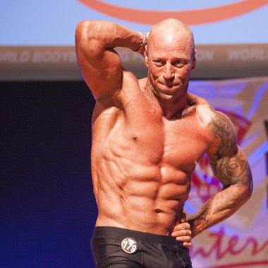 Erkek vücut geliştirmeci onun en iyi Şampiyonası'nda Sahne Alanı'nda gösterir