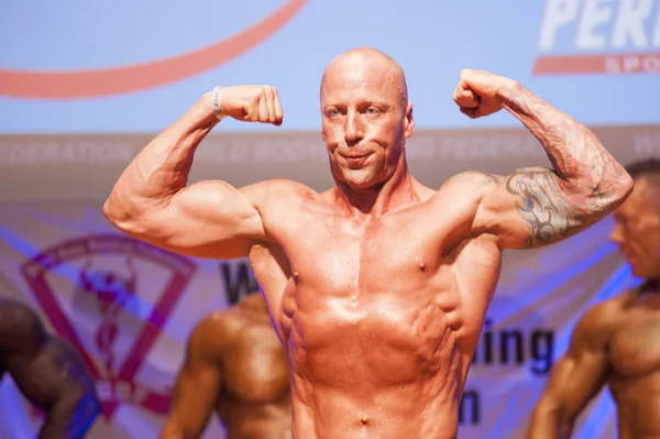 Bodybuilder masculin fléchit ses muscles et montre son meilleur physique — Photo
