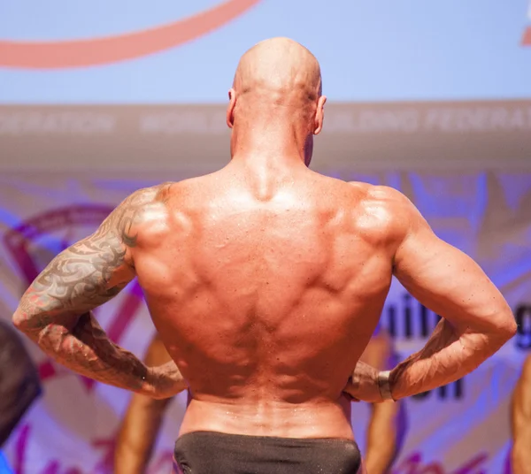 Αρσενικό bodybuilder τεντώνει τους μύες του και δείχνει την καλύτερη σωματική διάπλαση — Φωτογραφία Αρχείου