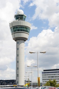 Schiphol Havaalanı komut kule bulutlu gökyüzü karşı