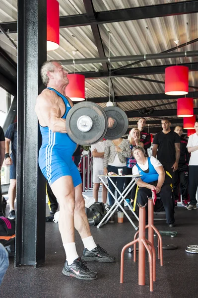 Strongman levantando peso en el campeonato — Foto de Stock