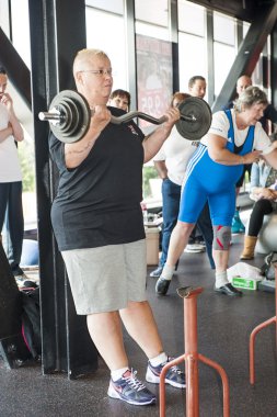 kadın atlet sıkı curl gerçekleştirme