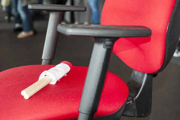 Silla de árbitro con bandera blanca roja —  Fotos de Stock