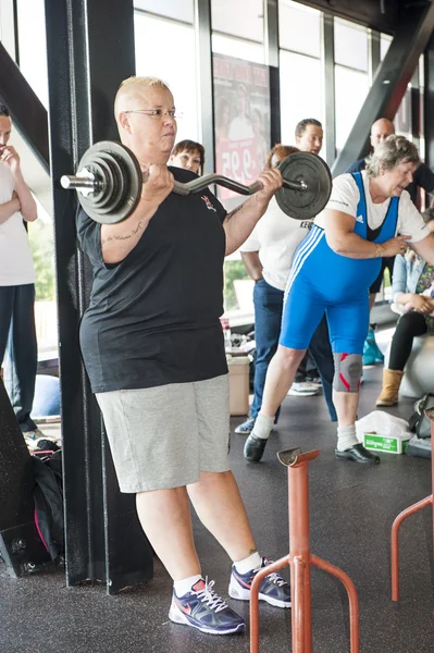 Female athlete performing the strict curl — Stock Photo, Image