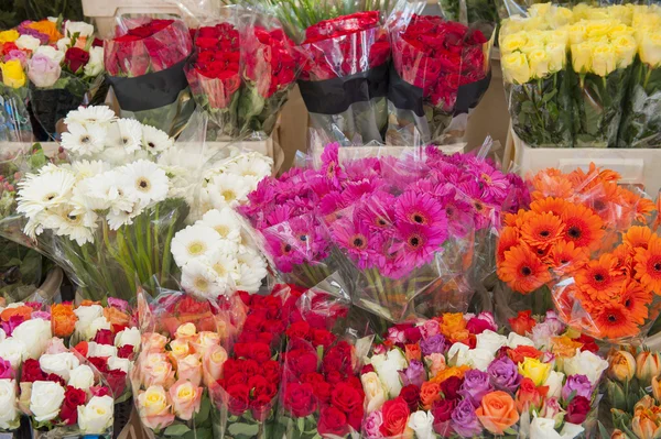 Fleurs aooertées d'un étal de marché Images De Stock Libres De Droits