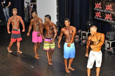 Onun iyi gösteren erkek fitness yarışmacı