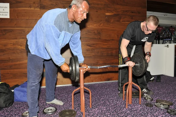 Referee changing weights — Stock Photo, Image