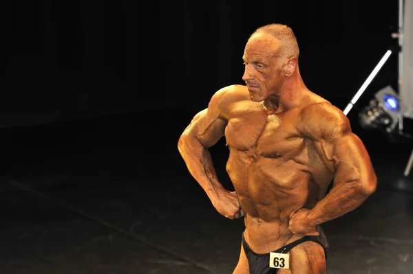 Manliga bodybuilding tävlande visar hans bröst pose — Stockfoto