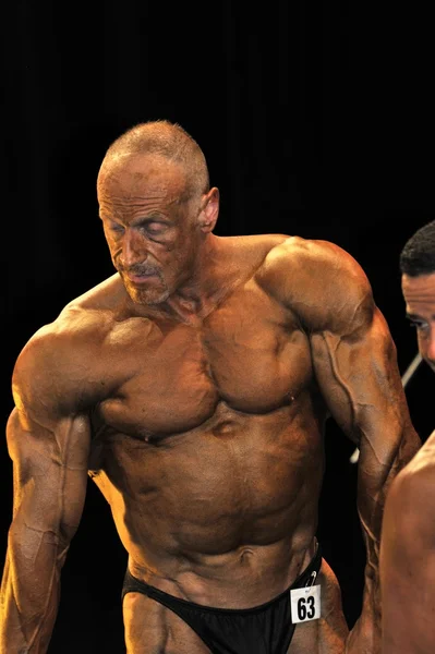 Männlicher Bodybuilding-Teilnehmer zeigt sein Bestes — Stockfoto