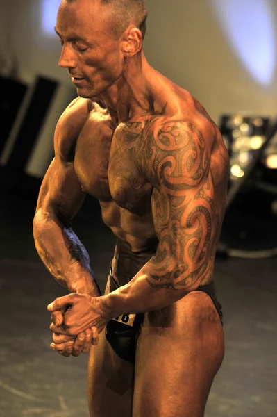 Male bodybuilding contestant showing his chest pose — Stock Photo, Image