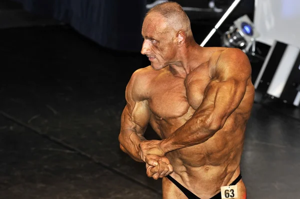 Manliga bodybuilding tävlande visar hans bröst pose — Stockfoto
