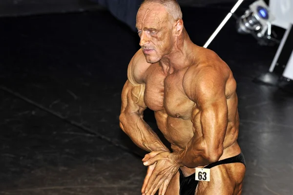 Mannelijke bodybuilding deelnemer zijn best tonen — Stockfoto