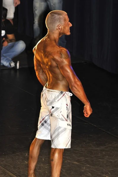 Male fitness contestant showing his best — Stock Photo, Image