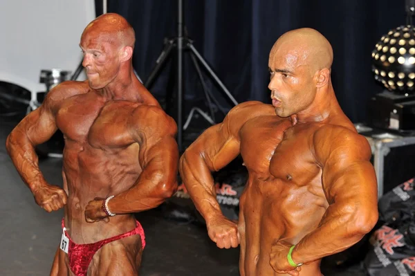 Två manliga bodybuilders visar sina bröst pose — Stockfoto