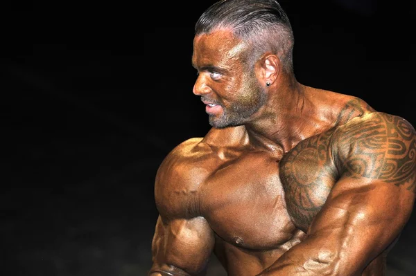 Άρρεν bodybuilding contestantdoing ένα στήθος θέτουν — Φωτογραφία Αρχείου