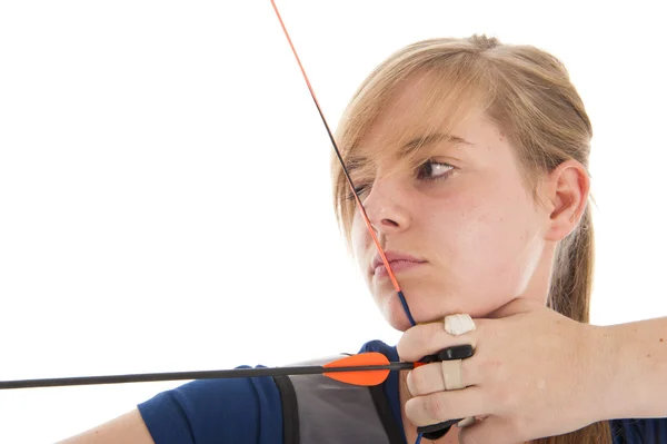 Chica apuntando con arco y flecha en primer plano — Foto de Stock