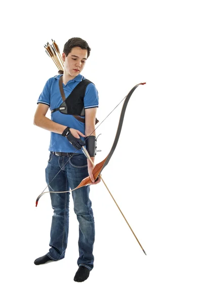 Niño de pie con arco una flecha — Foto de Stock