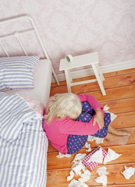 Yatak karşı oturan üzgün kadın