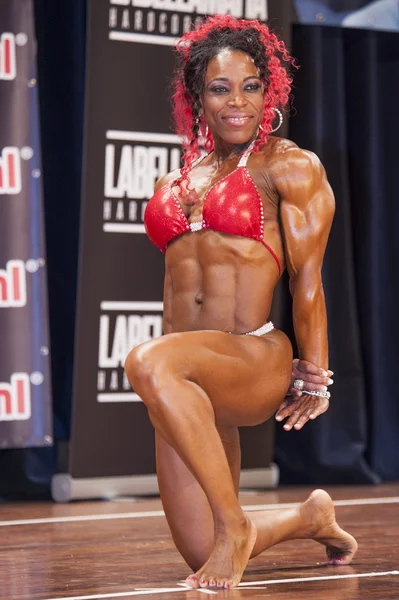 Femme bodybuilder en bikini rouge montre ses gros triceps — Photo