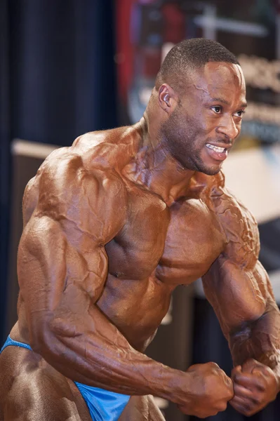 Male bodybuilder Michael Muzo shows his most muscular pose — ストック写真