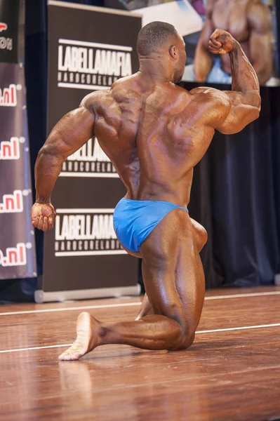 Bodybuilder Michael Muzo shows his big biceps and back — Stockfoto