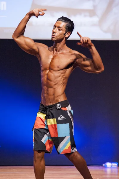 Homme modèle de remise en forme montre son physique en maillot de bain om étape — Photo