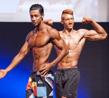Erkek fitness modeli onun fiziksel mayo om aşamasında gösterir.