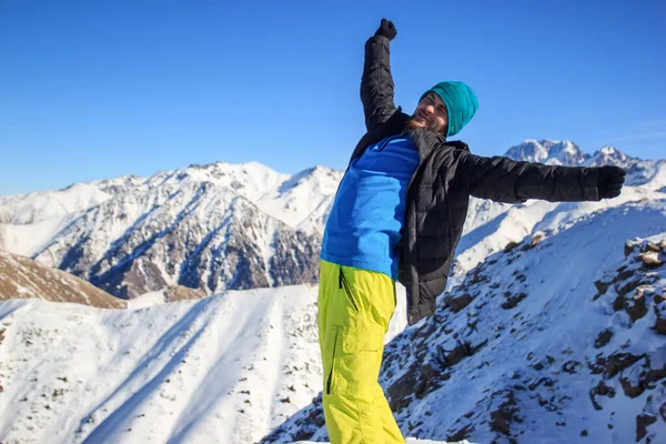 Homem Está Pico Montanha Levanta Mãos Para Céu Picos Nevados — Fotografia de Stock