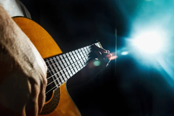 Närbild Gitarrist Höger Hand Spelar Klassisk Gitarr Musikalisk Scenkonsertbelysning Låg — Stockfoto