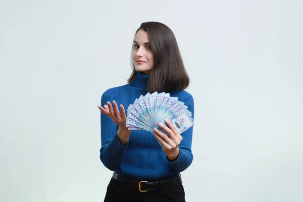 Imagem Uma Jovem Mulher Com Grande Dinheiro Tenge Fundo Branco — Fotografia de Stock
