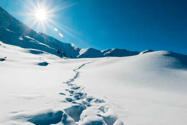 Taze Kar Dağları Manzarasında Ayak Izleri Güzel Kış Gündoğumu Macera — Stok fotoğraf