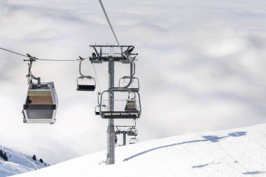 Bulutların üstünde kayak asansörü var.